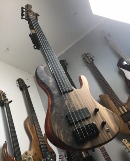 WoodGuerilla ROOTbass "W-nut" fretless 5